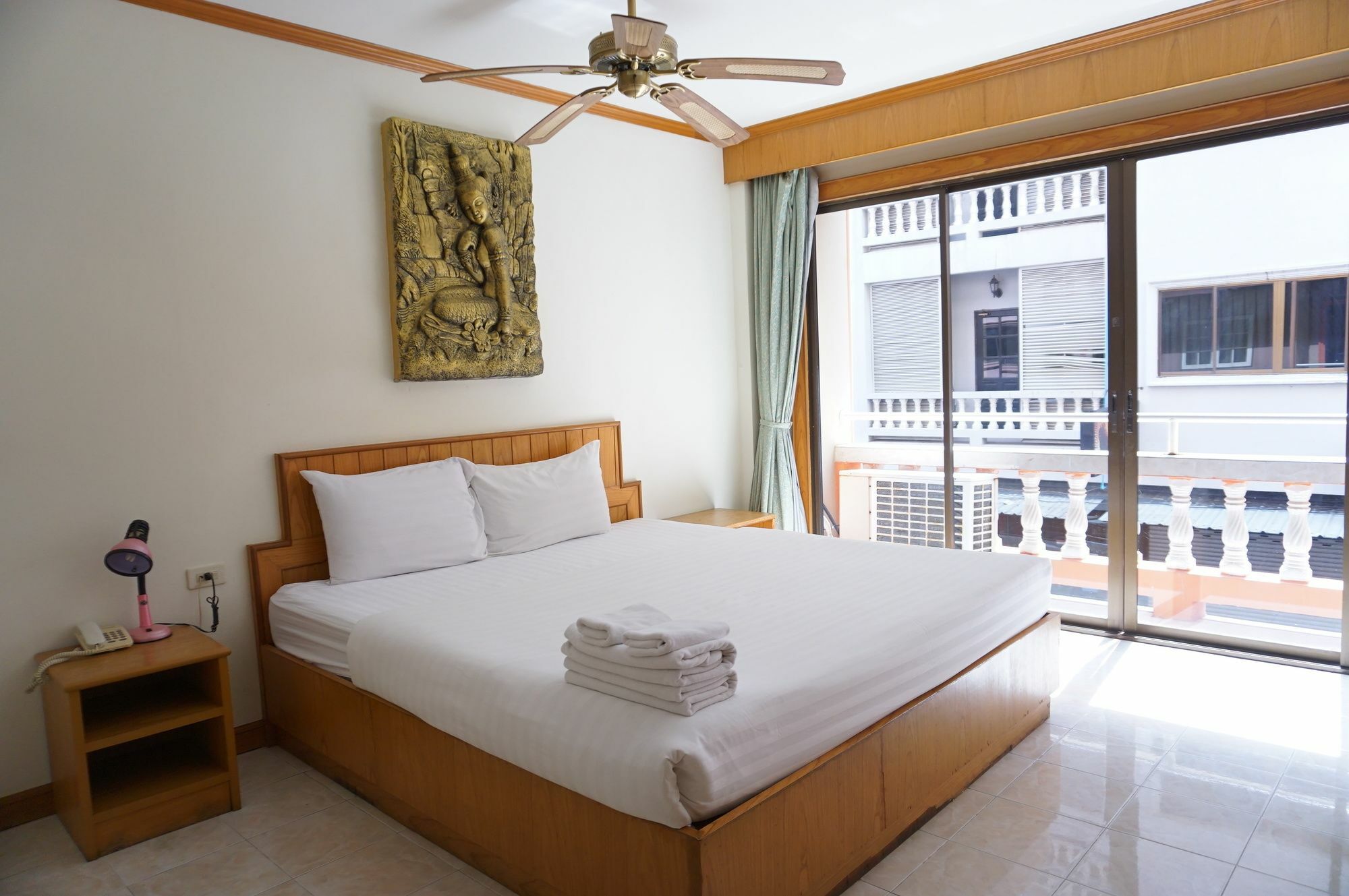 Hotel Andaman Sea Patong Esterno foto